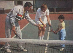 Отец - юрист, мать - филолог, а вместе - заправские семейные тренеры. свою крохотную дочку с пяти лет учат теннису (Е. и Н.Кожохины)