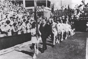На параде открытия матча СССР - Испания в розыгрыше Кубка Дэвиса.