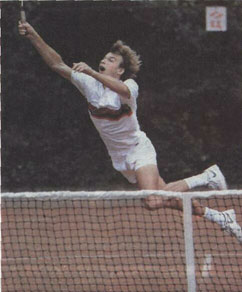 В действиях теннисиста сплавлены воедино искусство движений и атлетические качества (А.Чесноков)