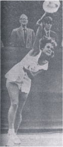 На теннисном корте Ивонн Гулагонг выглядела очень артистичной. Естественность и грациозность отличали ее игру